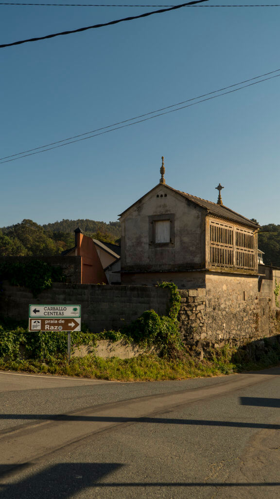 Hórreo con ventana en Carballo - Galicia